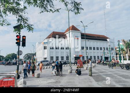 Yogyakarta, Indonesien - ca. 2023: Touristen sammeln sich und machen Fotos am Nullpunkt des Kilometers 0 der Stadt Jogja. Stockfoto