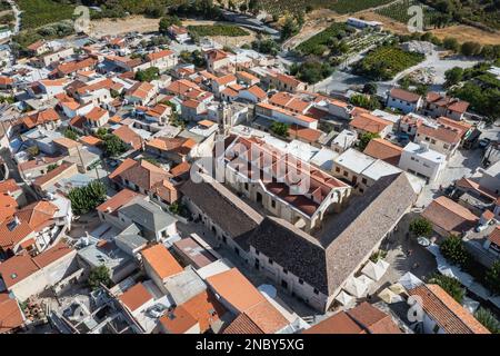 Omodos-Dorf aus der Vogelperspektive mit Kloster des Heiligen Kreuzes im Troodos-Gebirge auf der Insel Zypern Stockfoto