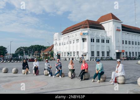 Yogyakarta, Indonesien - circa 2023: Weibliche moslem-Touristen treffen sich und machen Fotos am Nullpunkt des Kilometers 0 der Stadt Jogja. Stockfoto