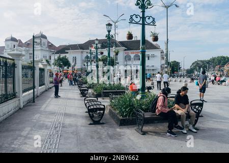 Yogyakarta, Indonesien - ca. 2023: Touristen sammeln sich und machen Fotos am Nullpunkt des Kilometers 0 der Stadt Jogja. Stockfoto