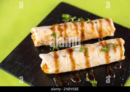 Eine Nahaufnahme eines indischen Kebab auf schwarzem Schild Stockfoto