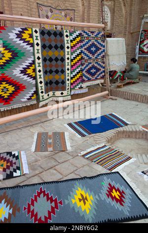 Woman Weaving, Kilim Weaving Workshop, Ichon Qala, Khiva, Usbekistan Stockfoto