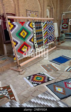 Woman Weaving, Kilim Weaving Workshop, Ichon Qala, Khiva, Usbekistan Stockfoto