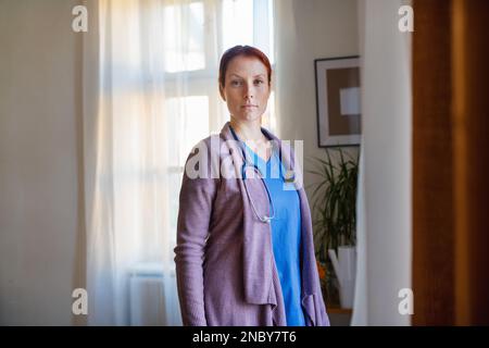 Porträt der jungen Krankenschwester, Konzept der Gesundheitsversorgung im Seniorenheim. Stockfoto