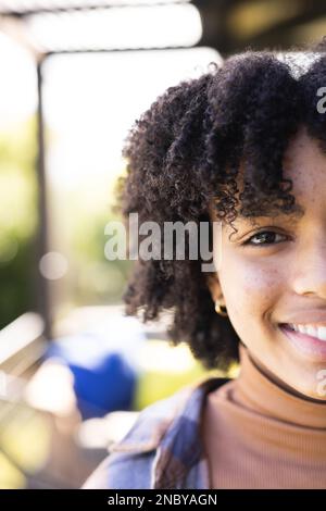 Porträt eines glücklichen afroamerikanischen Teenagers auf dem Balkon. Das Konzept „Zeit zu Hause verbringen“. Stockfoto