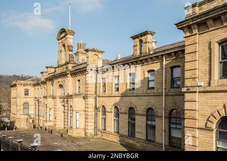 Das Bürogebäude liegt gegenüber der Victoria Road (die Hauptstraße zur Mühle), Salz Mill, Saltaire, mit einem Hotelpagen über dem Haupteingang. Stockfoto