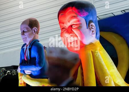 Köln, Deutschland. 14. Februar 2023. Ein Themenwagen, der den deutschen Kanzler Olaf Scholz (SPD) in den Klauen des Präsidenten der Volksrepublik China Xi Jinping zeigt, wird bei der Bestendigungszeremonie für die Parade am Kölner Rosenmontag in Koelnmesse enthüllt. Kredit: Rolf Vennenbernd/dpa/Alamy Live News Stockfoto