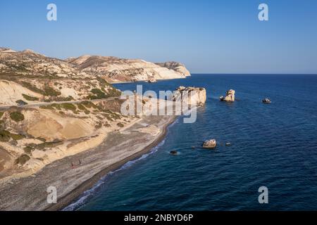 Petra tou Romiou - Felsen der Römer, auch bekannt als Aphrodite Rock in der Nähe von Paphos Stadt im Inselland Zyperns Stockfoto