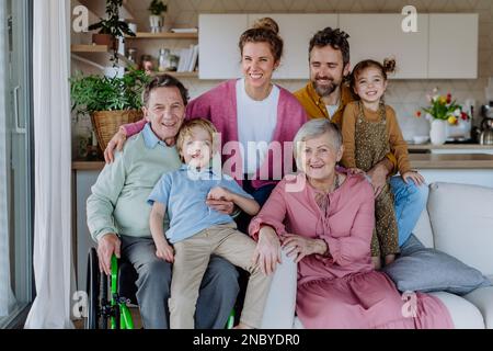 Porträt einer glücklichen Mehrgenerationsfamilie im modernen Haus. Stockfoto