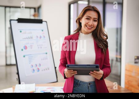 Asiatische Geschäftsfrau, die Geschäftsstrategie für Finanzen betreibt. Konzept der Investitions- und Finanzanalyse Stockfoto