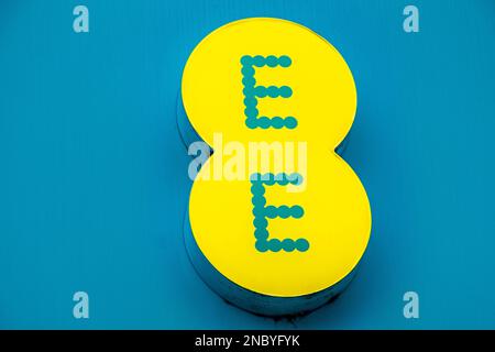 EE-Mobilfunknetz-Schild oder Logo UK Stockfoto