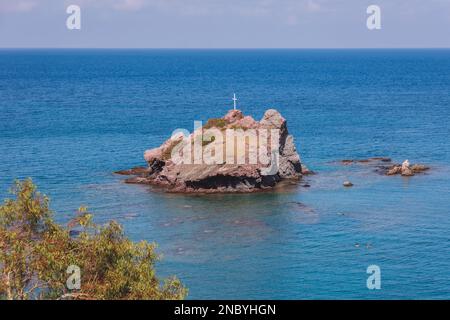 Felsen in der Nähe des Botanischen Gartens „Baths of Aphrodite“ im Akamas National Forest auf der Halbinsel Akamas, Paphos District in Zypern Stockfoto