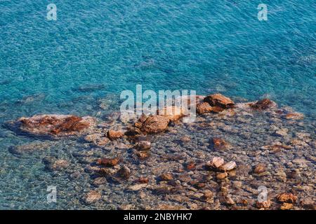 Meerblick in der Nähe des Botanischen Gartens „Baths of Aphrodite“ im Akamas National Forest auf der Halbinsel Akamas, Paphos District in Zypern Stockfoto