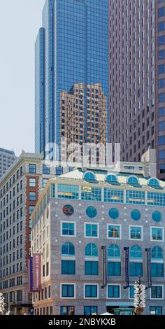 Das blaue Glas des Exchange Place Boston (53 State Street) spiegelt den rosafarbenen Granit der 60 State Street wider. (1Faneuil Halle, 84 State Street im Vordergrund) Stockfoto