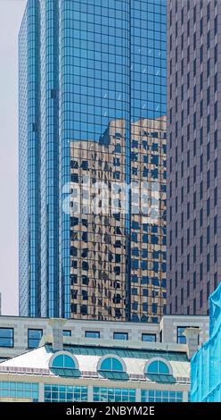 Das blaue Glas des Exchange Place Boston (53 State Street) spiegelt den rosafarbenen Granit der 60 State Street wider. (1Faneuil Halle, 84 State Street im Vordergrund) Stockfoto