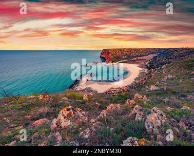 Wunderschöne Frühlingslandschaft. Fantastischer Sonnenaufgang am Bolata Strand. Atemberaubende Meereslandschaft des Schwarzen Meeres. Herrliche Morgenszene von Bulgarien, Europa. Die Schönheit des Natu Stockfoto