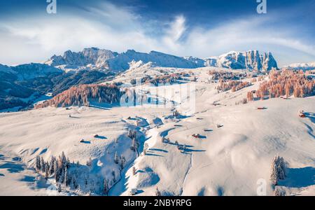 Blick von der fliegenden Drohne auf das italienische Skigebiet. Wunderschöner Blick auf die Dolomiten am Morgen. Winterszene im Dorf Alpe di Siusi, Italien, Europa. V Stockfoto
