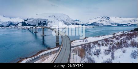 Dramatischer Blick von der fliegenden Drohne auf die Gimsoystraumen-Brücke. Kalte Winterszene der Lofoten-Inseln, Norwegen, Europa. Düstere abendliche Meereslandschaft der Norweger Stockfoto