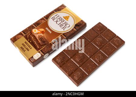 Alba, Italien - 13. Februar 2023: Paket mit Ferrero-Rocher-Riegeln mit Schokoriegel und Haselnüssen isoliert auf weiß, Clipping-Pfad im Preis inbegriffen Stockfoto