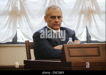 Catanzaro, Italien. 13. Februar 2023. Lamberto Giannini, Polizeichef, im Raum der Pressekonferenz gesehen. Der italienische Innenminister Matteo Piantedosi nahm an der Einweihung der operativen Abteilung für Mafia-Ermittlungen (DIA - Direzione Investigativa Antimafia) Teil. Der Minister nahm auch an der Provinzsitzung für Ordnung und öffentliche Sicherheit und an der Unterzeichnung eines Protokolls für die Wiederverwendung von Gebäuden und Vermögenswerten Teil, die aus der organisierten Kriminalität beschlagnahmt wurden. Kredit: SOPA Images Limited/Alamy Live News Stockfoto