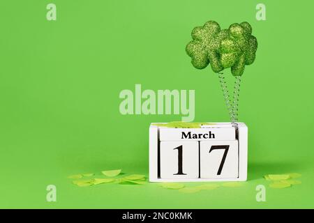 St. Patricks Feiertagskalender März 17. mit Schamrock auf grünem Hintergrund und Kopierbereich Stockfoto