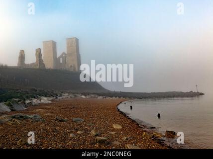 Die Überreste der St. Mary's Church im eisigen Nebel am frühen Morgen, im Reculver Country Park, Thanet, Kent Stockfoto