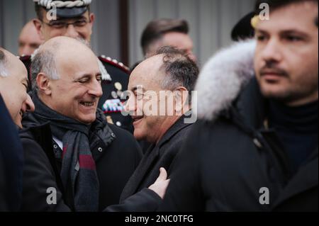 Catanzaro, Italien. 13. Februar 2023. Nicola Gratteri (C), Staatsanwältin gegen die Mafia, hat Grüße von Kollegen gesehen. Der italienische Innenminister Matteo Piantedosi nahm an der Einweihung der operativen Abteilung für Mafia-Ermittlungen (DIA - Direzione Investigativa Antimafia) Teil. Der Minister nahm ferner an der Provinztagung für Ordnung und öffentliche Sicherheit und an der Unterzeichnung eines Protokolls über die Wiederverwendung von Gebäuden und Vermögenswerten Teil, die von der organisierten Kriminalität beschlagnahmt wurden. (Foto: Valeria Ferraro/SOPA Images/Sipa USA) Guthaben: SIPA USA/Alamy Live News Stockfoto