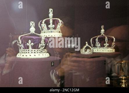 Aktenfoto vom 05.07/67, ausgestellt in der Oberkammer des Kronjuwelenhauses am Tower of London, zeigt die kaiserliche Krone Indiens (links), die Krone für Königin Elizabeth, die Königinmutter im Jahr 1937, mit dem Koh-i-Noor, der Krone von Königin Mary, Und die kleine Krone von Königin Victoria. Der umstrittene Koh-i-noor-Diamant wird nicht in der Krönung der königlichen Gemahlin zu sehen sein, da Camilla stattdessen die Krone wiederverwendet, in der er einst platziert war. Das berühmte Juwel wurde zum ersten Mal in einem Kreuz an der Vorderseite von Königin Marys Krone platziert, als es bei ihrer Krönung im Jahr 1911 getragen wurde, aber das war es Stockfoto