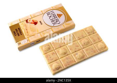 Alba, Italien - 13. Februar 2023: Paket mit Ferrero Rocher White Rivers in der Nähe von White Chocolate Riegel mit Haselnüssen isoliert auf Weiß, Clipping Path inkl. Stockfoto