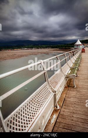 Bangor Pier, zeigt die komplizierten viktorianischen Eisenwerke und den achteckigen Stand in Bangor, Nordwales Stockfoto