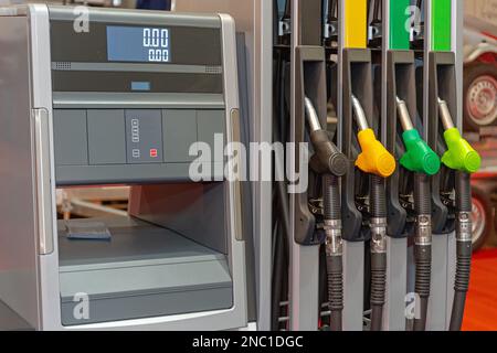 Zapfsäule Pumpe moderne Düsen der Füllmaschine an der Tankstelle Stockfoto