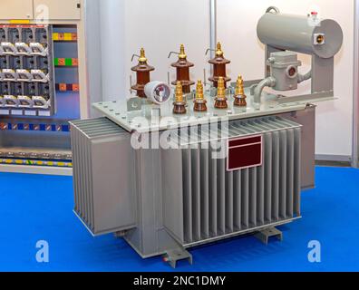 Dreiphasiger Elektrischer Transformator Mit Ölkühlung Stockfoto