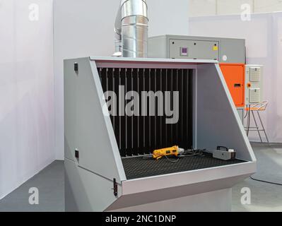 Schweißrauch-Abluftsystem in der Metallproduktionswerkstatt Stockfoto