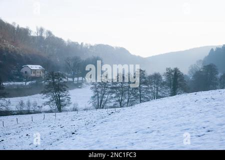 Europa, Luxemburg, Septfontaines, Blick auf das Eisch-Tal im Winter Stockfoto