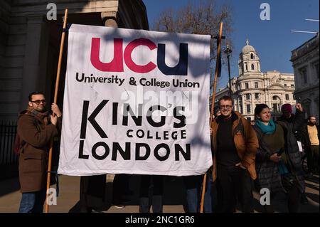 London, Großbritannien, 14. Februar 2023. Mitglieder der University and College Union (UCU) marschierten vom King's College London durch das Zentrum von London am Tag des Universitätsstreiks. Kredit: Thomas Krych/Alamy Live News Stockfoto