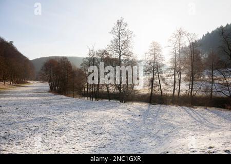 Europa, Luxemburg, Septfontaines, Blick auf das Eisch-Tal im Winter von der Autobahn CR105 Stockfoto