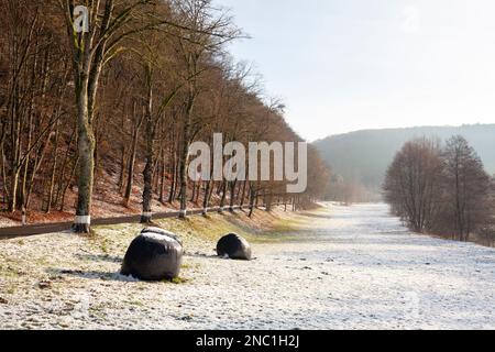 Europa, Luxemburg, Septfontainen, im Winter Blick auf das Eisch-Tal neben der Autobahn CR105 Stockfoto