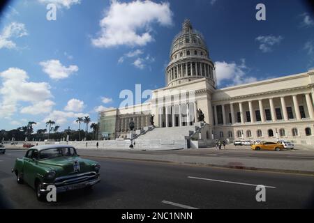 Alte amerikanische Autos vor dem Cuban Capitol in Havanna Stockfoto