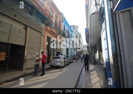 Eine Straße in der Altstadt von Havanna, Kuba. Alltagsrealität in Mittelamerika. Stockfoto