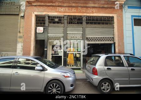 Eine Straße in der Altstadt von Havanna, Kuba. Alltagsrealität in Mittelamerika. Stockfoto