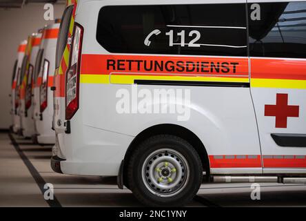 Mainz, Deutschland. 14. Februar 2023. Krankenwagen standen in der Garage an der Rettungsstation des Deutschen Roten Kreuzes (DRK) in Mainz. Ministerpräsident Dreyer und ihr Innenminister kamen am Dienstag in die Ambulanzstation, um mit Notärzten über ihre Erfahrungen mit Feindseligkeiten und Übergriffen vor Ort zu sprechen. Kredit: Hannes P. Albert/dpa/Alamy Live News Stockfoto