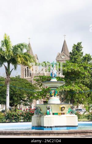 Brunnen am Independence Square und die unberührte Empfängnis der katholischen Kathedrale Basseterre, St. Kitts, St. Kitts und Nevis, kleine Antillen, Karibik Stockfoto