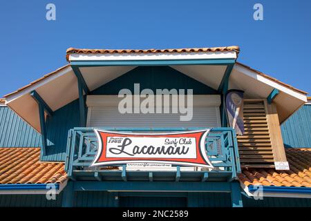 lacanau , Aquitaine France - 12 02 2023 : text und Logo des lacanau Surf Club auf dem Büroschulgebäude Stockfoto