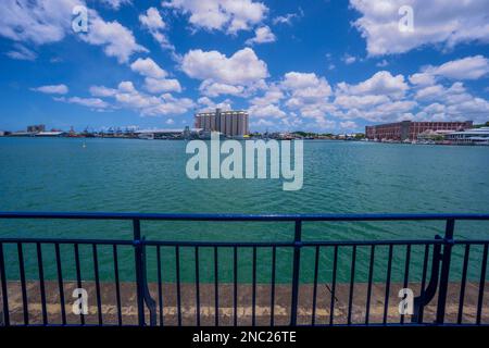 Blick auf die Stadt Port-Louis Hafen von der Caudan Waterfront, Mauritius Stockfoto