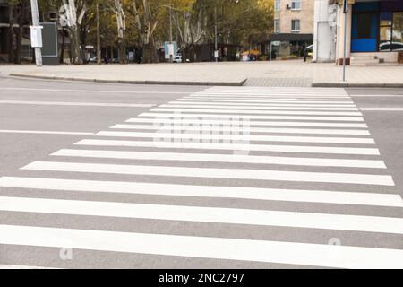 Weißer Fußgängerübergang auf einer leeren Straße Stockfoto