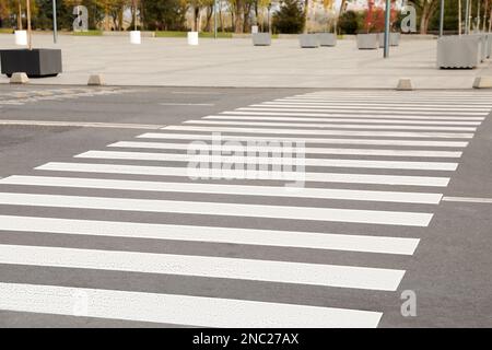 Weißer Fußgängerübergang auf einer leeren Straße Stockfoto