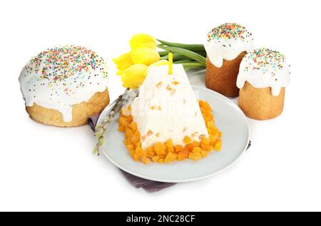 Zusammensetzung mit traditionellem Hüttenkäse osterpaskha auf weißem Hintergrund Stockfoto