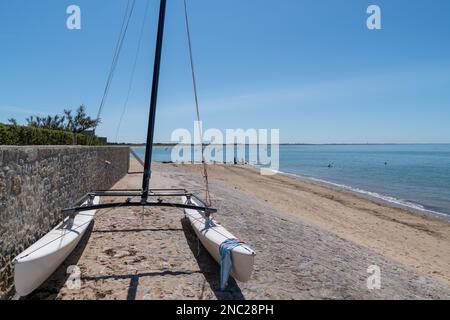 Das Boot parkte am Strand von Noirmoutier in Vendee Frankreich Stockfoto