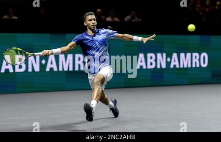 ROTTERDAM - Felix Auger-Aliassime (CAN) in Aktion gegen Lorenzo Sonego (ITA) am zweiten Tag des ABN AMRO Open Tennisturniers in Ahoy. AP-SCHLEIFGERÄT KING Stockfoto
