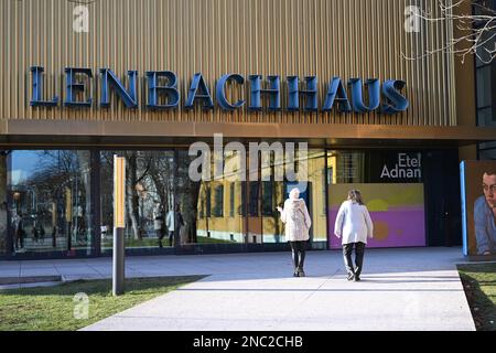 München, Deutschland. 09. Februar 2023. Auf der Münchner Fassade des Lenbachhauses steht "Lenbachhaus" in blauen Metallbuchstaben. Kredit: Felix Hörhager/dpa/Alamy Live News Stockfoto